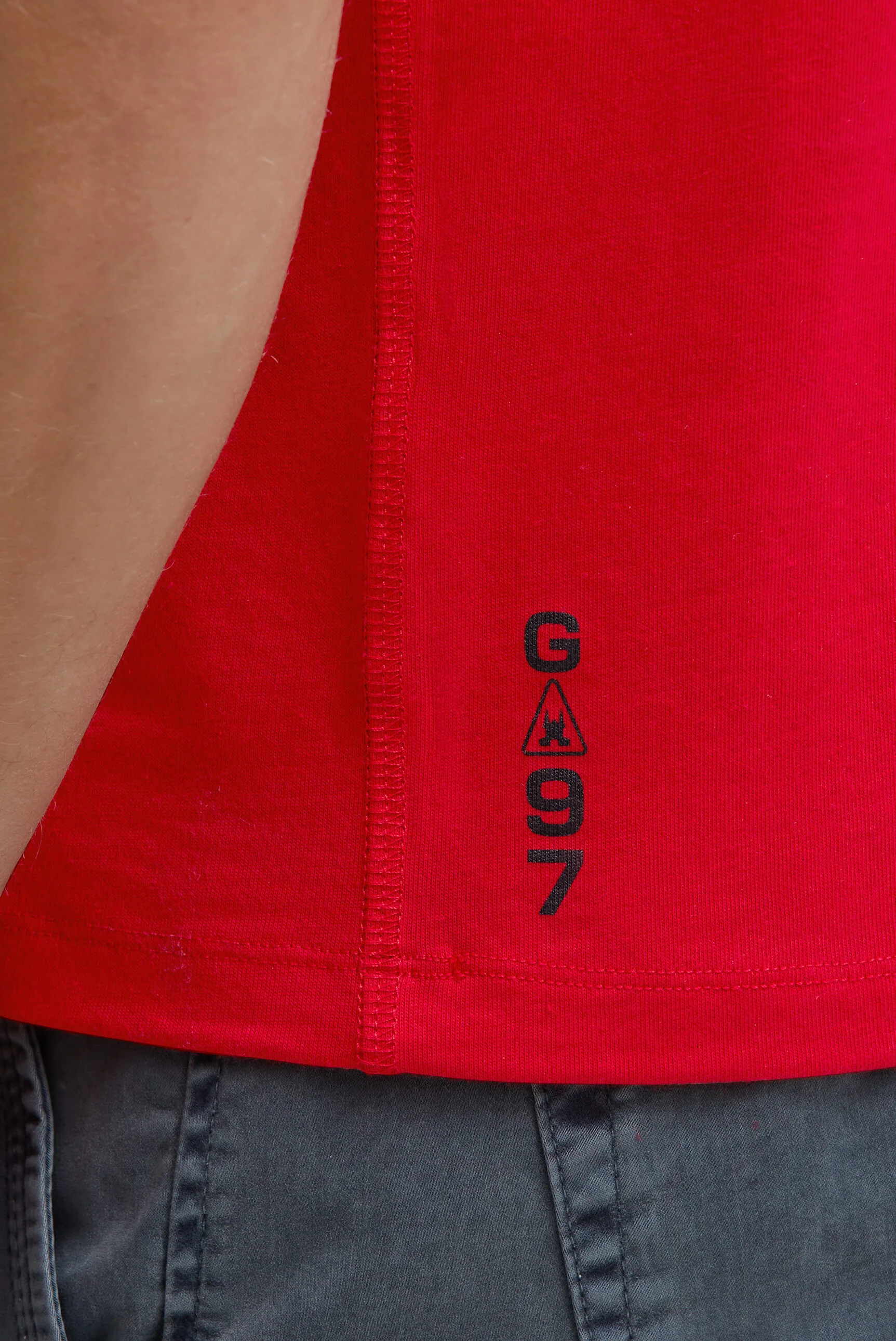 T-Shirt Rundhals mit Rubber Logo Artwork core red - Image 8